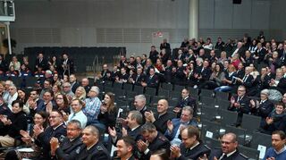Um den scheidenden Kommandanten gebührlich zu verabschieden finden sich zahlreiche Mitglieder der Feuerwehr in der Stadthalle ein.