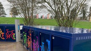 Die digital zu bedienenden Fahrradboxen erleichtern den Umstieg auf die Bahn, der-weil das Rad sicher untergebracht ist.