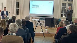 Dr. Stefan Gewecke (l.) als Projektleiter der Deutschen Bahn Netze AG beim Symposium mit Herbert Brenner (r.), dem Vorsitzender der Bürgerinitiative Bahnlärm.
