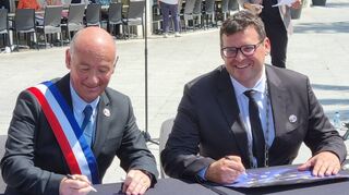 Seite an Seite: Castelnaus Bürgermeister Frédéric Lafforgue (l.) und sein Plankstadter Amtskollege Nils Drescher unterzeichnen im letzen Jahr erneut die Partnerschaft.