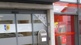 In Rheinhausen befindet sich der Geldautomat der Sparkasse neben dem Bürgerbüro der Gemeinde.