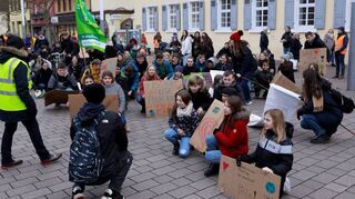 Die Schülerinnen und Schüler lauschen auf den Kleinen Planken den Rednern aus ihrem Kreis.