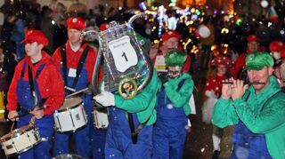 Der Spielmannszug Reilingen bildet den Kopf des Gaudiwurms, der sich zum vierten Mal als „Närrischer Nachtumzug“ durch die Gemeinde schlängelt – im knalligen Klempner-outfit der Videospielhelden Mario und Luigi.