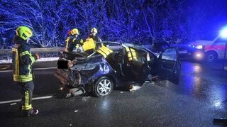 Die Feuerwehr hat drei Personen aus dem Fahrzeug geborgen.