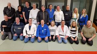 Die Überraschung ist perfekt: Viele Judoka sind gekommen, um Trainer Werner Keller (M.) zu würdigen. Der 82-Jährige gilt als „Vater der Vereins“, der am 3. April 1980 gegründet wurde und mit seinen rund 150 Mitgliedern bis 2009 sehr aktiv und auch international erfolgreich war.
