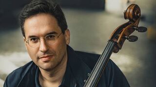 Christian Poltèra ist mit drei Konzerten vor Ort. Er gilt derzeit als einer der weltweit besten Musiker am Violoncello und ist einer der Residenzkünstler.