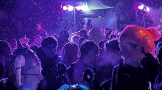 Nach dem Nachtumzug ging die Party im närrischen Dorf weiter, wo bis in die Nacht hinein gefeiert wurde.