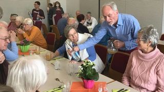 Bruno Schmidt vom Serviceteam umsorgt die Gäste.