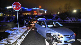Unfall auf der Friedrichsfelder Landstraße in Schwetzingen mit drei Fahrzeugen.