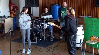 Mark (v. l.), Mirjam, Leonard, Cenge, Amy und Clarissa proben als neue Schulband unter den Augen des Meisters – „Dougie“ Daniel Jasinski (Mitte).
