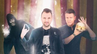 Die beiden Künstler Christopher Köhler (Mitte) und Lars Ruth (rechts) garantieren eine Show mit Gänsehaut- und Schockmomenten.