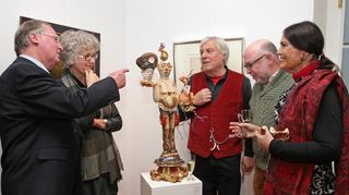 Wolfgang Treiber (v. l.), Christine Rogge, Bernhard Apfel, Wolfgang Stigler und Angelika Brückner betrachten 2015 eine Skulptur von Apfel.