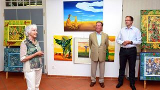 Katja Hess gratuliert Wolfgang Treiber 2014 zur Jubiläumsausstellung – es war die 100. Exposition – die einen Querschnitt der bisherigen bot. Bürgermeister Gunther Hoffmann schloss sich den Glückwünschen an.
