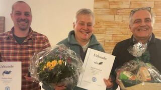 Die Jubilare des Tauchsportclubs ( v. l.) Philip Higel und Ingrid Deutsch werden vom Vorsitzenden des Vereins, Bernd Lang, ausgezeichnet.