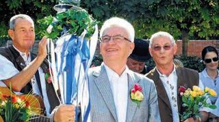 2011 bekleidete der Weixdorfer Ortsvorsteher Gottfried Ecke (Mitte) das Amt des Brühler Owwerkerweborschts und zeigte sich stolz mit dem blau-weißen Zeremonien-stab.