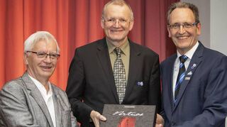 Beim Festakt vor fünf Jahren in Weixdorf übergeben (v. l.) Gottfried Ecke und der Erste Bürgermeister der Stadt Dresden, Detlef Sittel, Bürgermeister Dr. Ralf Göck das Jubiläumsbuch „25 Jahre Partnerschaft“.