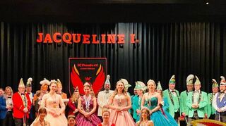 Jacqueline I. (M.) trägt ein rotes Kleid wie ihre Rohrhöfer Göggel-Kolleginnen (vorne links). Alle Lieblichkeiten gehören zum Kurpfälzer Narrenring.