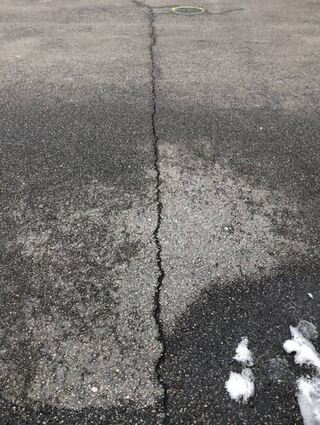 Auch auf der Straße vor einem betroffenen Haus im Schälzig sind deutliche Risse zu erkennen.