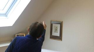 Gerti Miehle zeigt auf den Riss, der sich an der kompletten Wandecke entlangzieht – so ist es in mehreren Zimmern.
