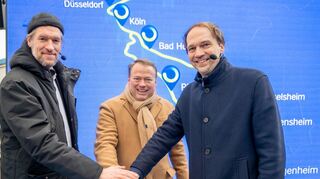 mid Groß-Gerau - Johannes Pallasch, Alexander Junge und Dr. Hendrik Haßheider bei der Eröffnung von Europas erstem Ladekorridor für elektrische Lkw in Bensheim
