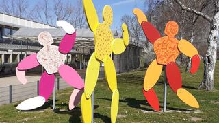 Bereits in neuem Licht erstrahlen die großen Holzfiguren am Haupteingang. Sie begrüßen die Besucher des Hockenheimer Areals besonders farben-prächtig.
