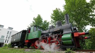 Zischt, dampft und bewegt sich - die Eisenbahn, die aus dem Museumsbau des Technoseums heraus fährt, ist ein Highlight für kleine und große Besuchende.