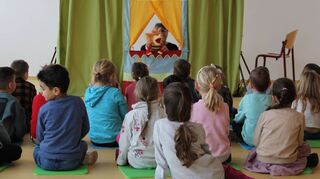 Das Kindertheaterstück „Lotta weiß Bescheid?“ ist im Sinne der Prävention ein erfolgreicher Baustein, um Vorschulkinder zu eigenverantwortlichem Handeln anzuleiten.