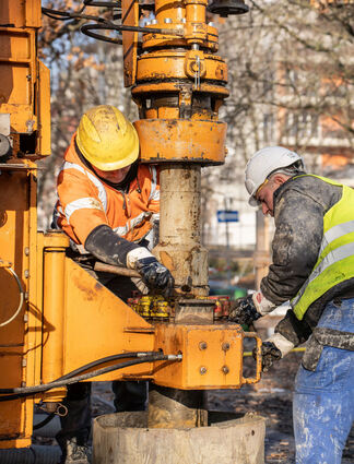 Nach den Messungen geht es um Bohrziele in der Region: Hier sind Arbeiter an der großen Maschine bei einer Geothermie-Bohrung tatkräftig am Werk.