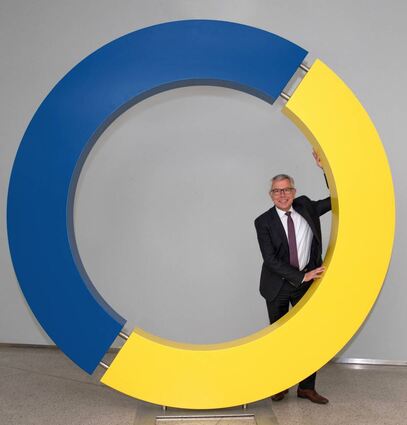 Ganz schön groß: Landrat Stefan Dallinger ist vom neuen Logo des Rhein-Neckar-Kreises aus Holz und im XXL-Format sichtlich begeistert.
