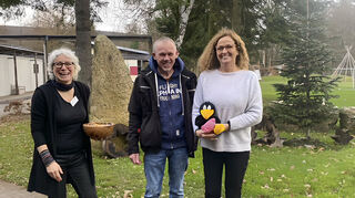 Freuen sich über die Spende von Ralf Schebiella (Mitte), Nicole Matthis (li.) und Bettina Beck (re.) von der Verwaltung der Waldpiraten.