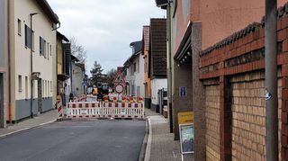 Die Anwohner zwischen Ortsmitte und Parkplatz an der Postfiliale können weiterhin ihre Gebäude anfahren. Der Abschnitt ist als Sackgasse ausgeschildert.