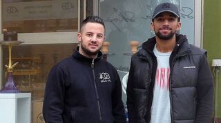 Inhaber Oray Gürel (l.) und Mitarbeiter Devontae Tyler vom Shisha-Shop fehlen die Neukunden. Nur Stammkunden finden derzeit den Weg in den Laden.