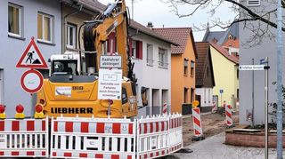Im Bereich der Schwetzinger Straße zwischen Waldpfad und dem kleinen Parkplatz an der Postfiliale laufen die Bauarbeiten. Nur im Baustellenbereich, in dem tatsächlich gearbeitet wird, ist eine Zufahrt mit dem Auto nicht möglich.