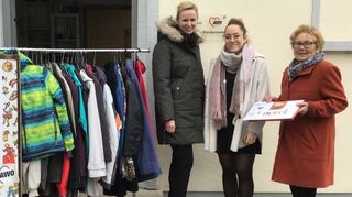 Barbara Vogel (v. l.) und Julia Kulpinski von der Sparkassen-Geschäftsstelle haben die Spende im Gepäck und AWO-Vorsitzende Renate Schöner bedankt sich süß und sagt „Merci“.