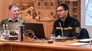 Revierförster Robert Lang (v. l.) und Forstbezirksleiter Philipp Schweigler geben während der jüngsten Gemeinderatssitzung unter Leitung von Bürgermeister Pascal Seidel Auskunft zum aktuellen Status des Oftersheimer Waldes.