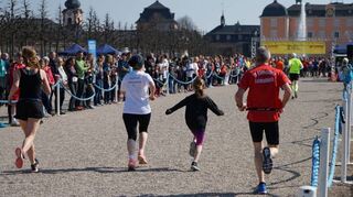 Einfach schön: der Zieleinlauf für alle Generationen mit Schlossblick.