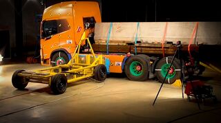 mid Groß-Gerau - Bei dem Seitenaufprall-Crashtest zeigen sich Batterien und andere elektrische Antriebskomponenten gut geschützt.