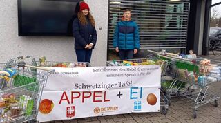 Juliane Stecker und Gregor Fellenberg sammeln vor einem Supermarkt Spenden für die Tafel.