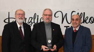 Die Ehrung für langjähriges ehrenamtlichen Engagement von Hubert Büssecker (Mitte) führt Vereinschef Claus Reske (l.) mit Gerhard Schäfer vom Sportkreis durch.