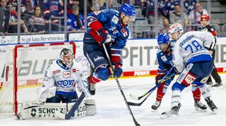 Adler-Spieler Tyler Gaudet macht die Schussbahn frei.