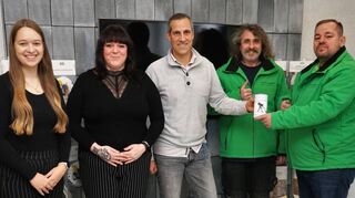 Freudestrahlende Gesichter bei der Spendenübergabe der Firma Jünger + Gräter an die „Heavens Fighter“. Svenja Hertlein (v. l.), Anna Andres, Michael Mülbert und Markus Centmaier überreichten an den Vorsitzenden Peter Maurer den stolzen Betrag von 3660 Euro.