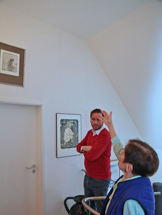 Fast überall in der Wohnung sind jetzt Risse an den Wänden zu sehen. Das zeigt Gerti Miehle dem Landtagsabgeordneten Andreas Sturm.