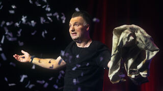 Bad Boy der deutschen Zauberszene: Christopher Köhler hat sich in weniger als zwei Minuten aus der Zwangsjacke befreit und lässt sich dafür feiern. Bei vielen Nummern wird es deutlich gruseliger. Bild: Lenhardt