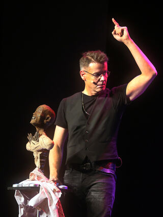 Lars Ruth zaubert auf der Bühne der Hockenheimer Stadthalle.