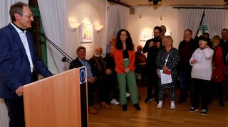 Bürgermeister Dr. Ralf Göck (l.) und Annika Frank (Mitte, rote Jacke) begrüßen zahlreiche Gäste zur Vernissage in der Villa.