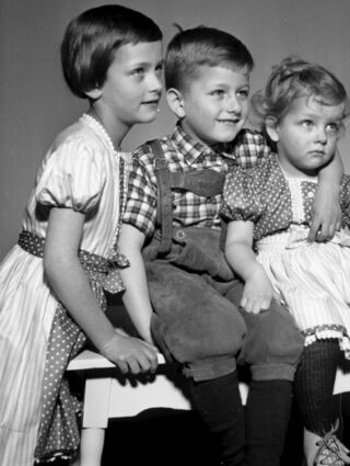 Hans Spielmann im März 1958 zwischen seinen Schwestern Margit (l.) und Andrea. Natürlich in fescher Bierbrauer-Lederhose und die Mädels im Dirndl.
