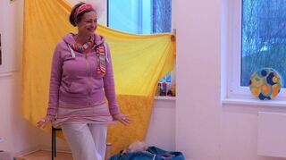 Leicht und spielerisch tanzen und lachen war das Angebot von Yogalehrerin Regina Weber in den Räumen der evangelischen Gemeinde am Schlossplatz 9.