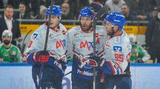 Für Matthias Plachta (Mitte) ging in Bietigheim eine persönliche Durststrecke zu Ende. Stefan Loibl (l.) und Mark Katic gratulieren.