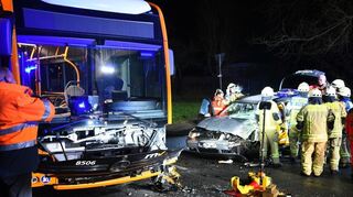 Bei einem Frontalzusammenstoß zwischen einem Linienbus und einem Pkw ist in Heidelberg am Sonntag die 42-jährige Fahrerin des Autos schwer verletzt worden
