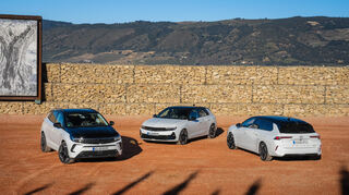 mid Malaga - Sportliches GSe Trio: Opel Grandland, Astra 5-Türer und Astra Sports Tourer (von links).